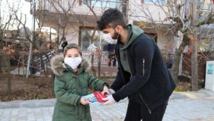 Menderes Belediyesi'nden öğrencilere yılbaşı hediyesi