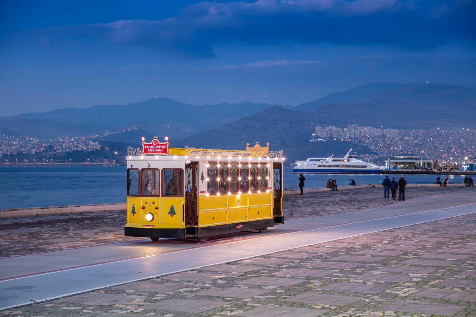 Nostaljik tramvay Çiğdem yeni yıl için süslendi