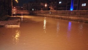 Patlayan su borusu caddeleri göle çevirdi
