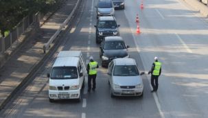 Polisi görünce aracı ile ters yönden kaçmaya çalışan vatandaş cezadan kurtulamadı