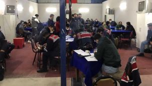 Tavuk çiftliğinde kumar pes dedirtti!