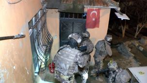 Boğaziçi eylemlerine yönelik operasyonlar sürüyor: Uzun namlulu silahlarla evlere baskın!