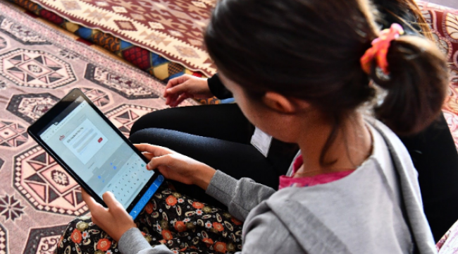 Büyükşehir'den kadın sığınma evindeki çocuklara tablet desteği