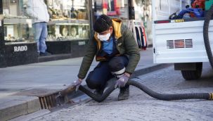 Çeşme'de larva ilaçlama çalışmaları aralıksız sürüyor