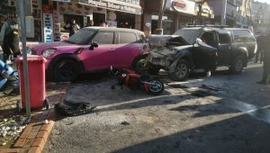 Direksiyonda rahatsızlandı, araçlara çarparak durabildi: 4 yaralı