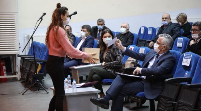 Gaziemir Belediyesi’nde CHP’li üyeler grup kararına uymadı!