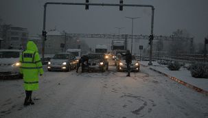 İzmir-Ankara karayolunda trafiğe kar engeli!
