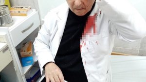 İzmir'de doktora taşlı saldırı: Maske uyarısı yapan doktorun kafasını yardı