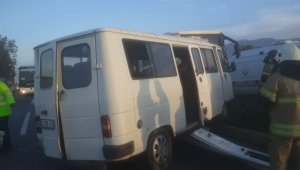 İzmir'de feci olay: Servis otobüsü ile yolcu minibüsü çarpıştı!