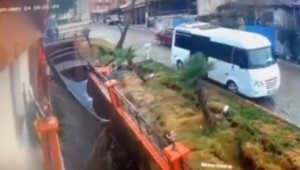 İzmir'de istinat duvarının çökme anı böyle görüntülendi!