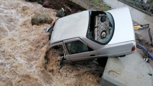 İzmir'de park halindeki araç sel sularına teslim oldu