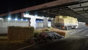 İzmir'de saman yüklü TIR alt geçide sıkıştı