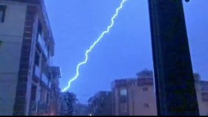 İzmir'de yıldırımlar geceyi aydınlattı