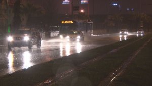 İzmir'i sağanak ve fırtına vurdu: Caddeler göle döndü, ağaçlar devrildi!