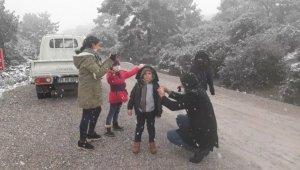 Kar oynamak için yüksek kesimlere koştular
