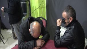 Kumar baskınında yakalandılar, tanınmamak için maskeyle gözlerini kapattılar!