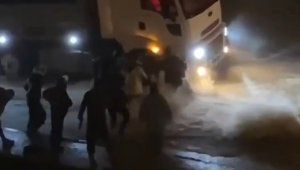 Selde sürüklenen kadının kurtarılma anı