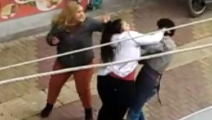 Taciz eden adamı kız kardeşler evire çevire dövdü!
