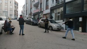 Zor günler geçiren müzisyenler sokak sokak dolaşarak geçimini sağlıyor