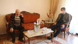 Başkan Tugay’dan asırlık çınara ziyaret