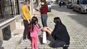 Bornova’da belediyeden eğitim alan miniklere hediye