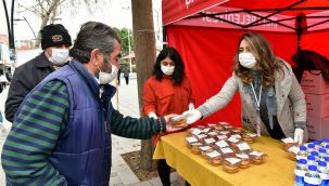 Çiğli Belediyesi'nden kandile özel ikram