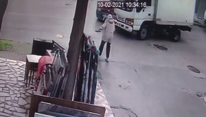 İki aracın altında kalmaktan son anda kurtuldu