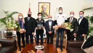 İzmir'e gurur yaşatan milli yüzücü Sakçı Başkan Soyer'i ziyaret etti