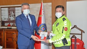 İzmir'de beline kadar suya girip vatandaşlara yardım eden polise ödül