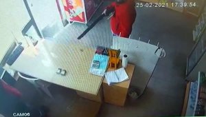 İzmir'de benzin istasyonuna pompalı tüfekli soygun: İşte o anlar kamerada!