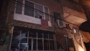 İzmir'de bir kişi evini ateşe verip kaçtı
