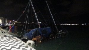 İzmir'de fırtına nedeniyle, tekne yan yattı