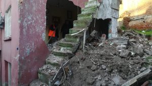 İzmir'de metruk sinagogdan kopan taş parçaları evin duvarını yıktı: 1 yaralı