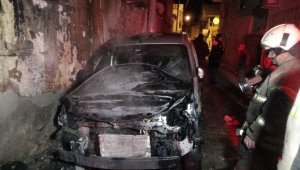 İzmir'de yangın paniği: 2 otomobil ve 1 iş yeri yandı