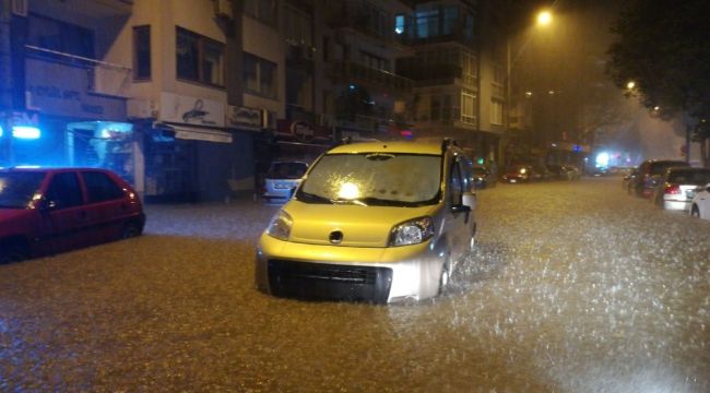 İzmir'i sel vurdu: Dereler taştı, araçlar sular altında kaldı