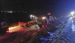 Otobüs, otomobil ve TIR’ın karıştığı zincirleme kaza: 5 ölü, 35 yaralı!