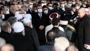 Sosyal mesafesiz cenazeye büyük tepki: 'Annemi 10 kişiyle gömdüm...'