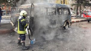 Alev alan dolmuştan yolcular son anda kurtuldu