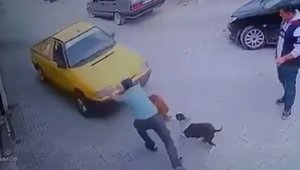 Aracın altında kalmaktan son anda kurtuldu