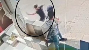 Ayağının üzerinden otobüs geçen çocuk ölümden kıl payı kurtuldu