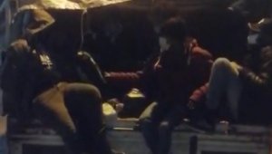 Dikili'de durdurulan araçtan 25 göçmen çıktı!