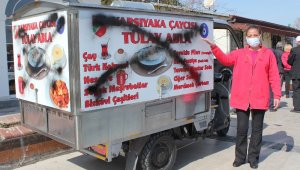 Ekmeğinin peşinde olan kadının seyyar aracına çirkin saldırı