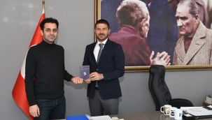 Foçalı genç şair, yeni kitabını Başkan Gürbüz için imzaladı