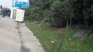İşçileri taşıyan otobüs lastiği patlayınca devrildi!