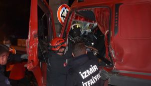 İzmir’de kamyon trafik levhasına çarptı, sürücü 1 saatlik çalışmayla kurtarılabildi