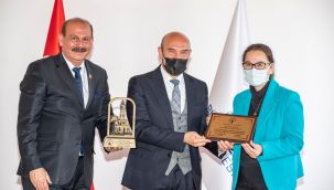 İzmir Konfederasyonu'ndan Başkan Soyer'e ödül