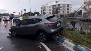 İzmir'de dolu yağışı yolları kayganlaştırdı, kazalar ardı ardına geldi