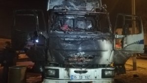 İzmir'de kamyondan çıkan yangın yanında bulunan araca da sıçradı