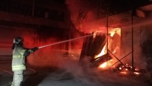 İzmir'de mobilya atölyesinde korkutan yangın
