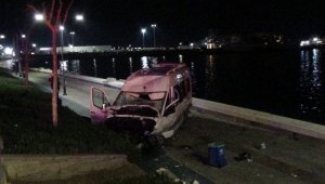 İzmir'de servis minibüsü sahil bandına uçtu: 2 ağır yaralı
